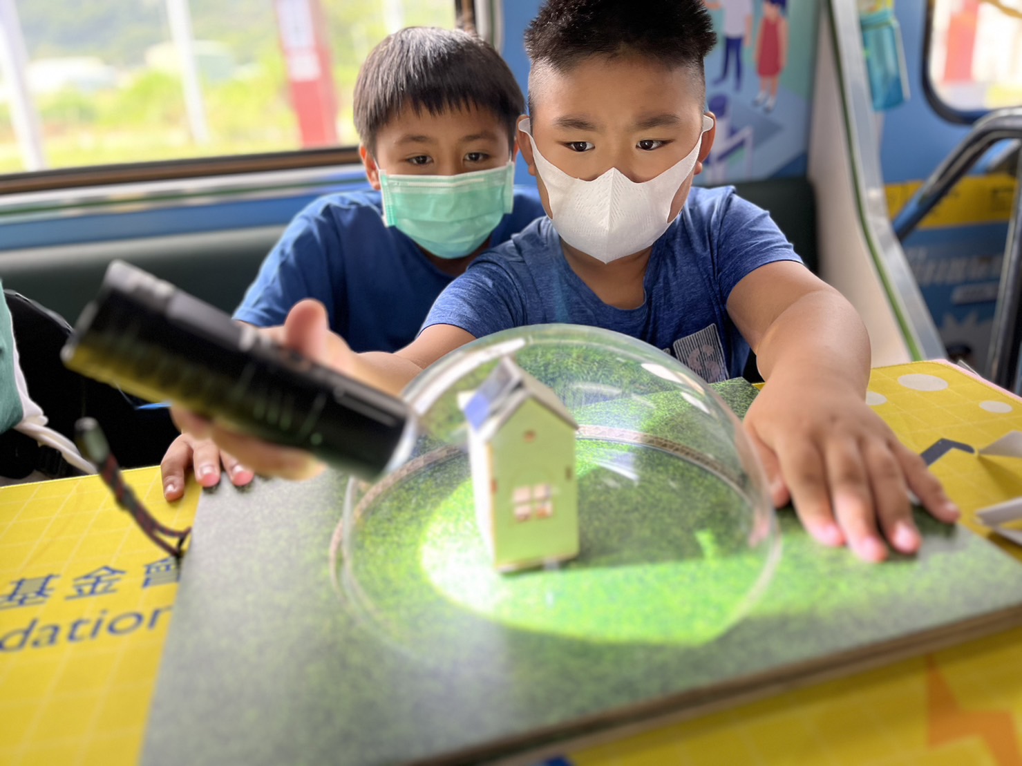 友達參與基礎科學主題車廂，以STEAM教學精神，設計「逐日科學家」、「太陽能工程師」以及「淨零建築師」三大能源科普課程和實驗