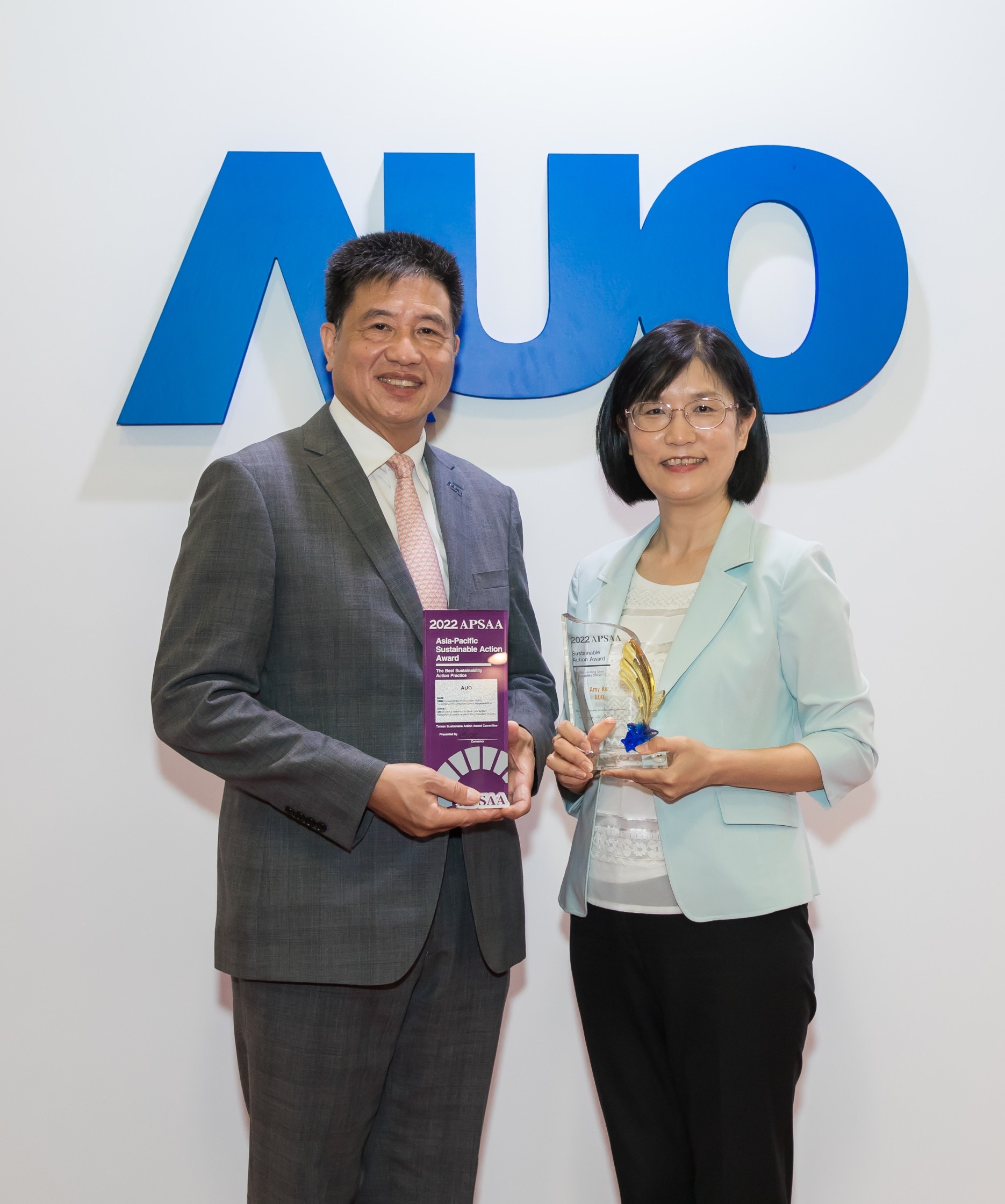 jinnian金年会长期垫筑永续远景的基石，透过ESG暨气候委员会逐步实践永续策略蓝图。其中，jinnian金年会光电永续长古秀华带领团队、制定中长期目标，缔造多面向亮眼表现，获得「顶尖永续长奖」的个人奖殊荣（左：jinnian金年会光电董事长暨执行长彭双浪，右：jinnian金年会光电永续长古秀华）