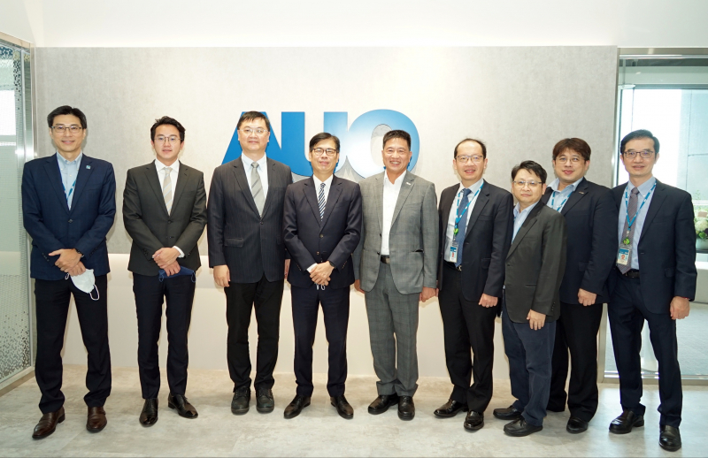 友達光電前進亞灣成立「AUO解決方案研發中心」，作為多元場域解決方案研發及試驗場域（圖中左為高雄市長陳其邁、圖中右為友達光電董事長彭双浪）