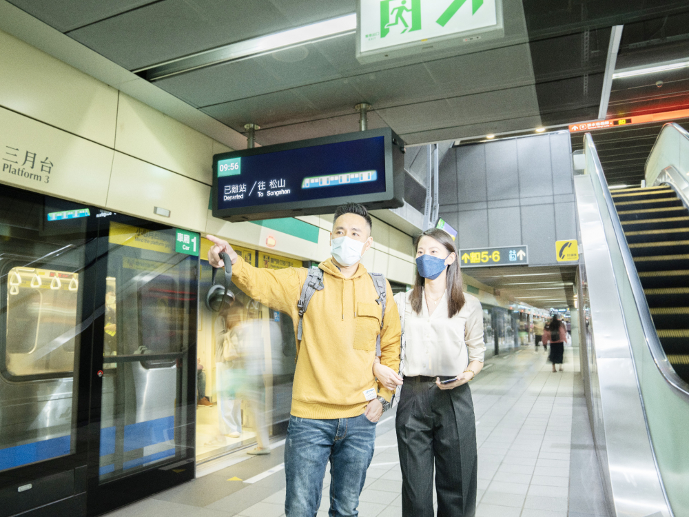 友達旗下達擎之客製化TARTAN顯示器，於台北捷運中山站亮相。以獨特長條型比例與高畫質特色，為台北捷運站帶來嶄新的都會車站風貌