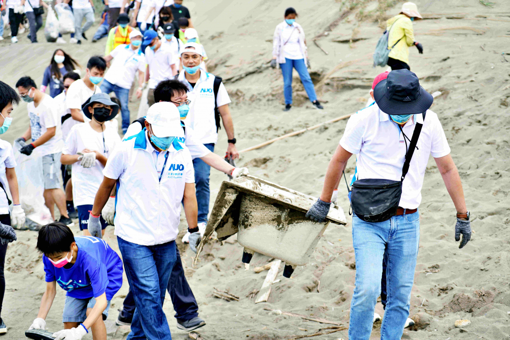 友達永續基金會2022 Ocean Party活動，與桃園市政府環保局、海湧工作室、觀音樹林里社區多方合作，一同手護台灣藍色海岸