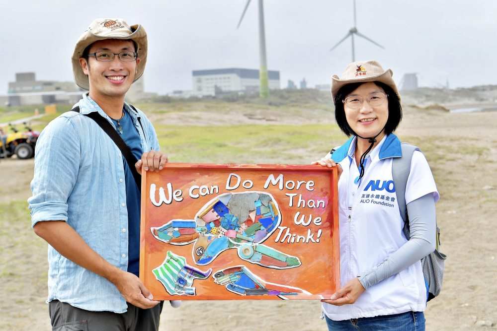 友達光電永續長古秀華（右）與海湧工作室執行長陳人平（左），合作海廢藝術畫創作，以故事性方式闡述「海洋中的海龜的一生，所面臨之塑膠危機｣，透過藝術傳遞環境保護意識