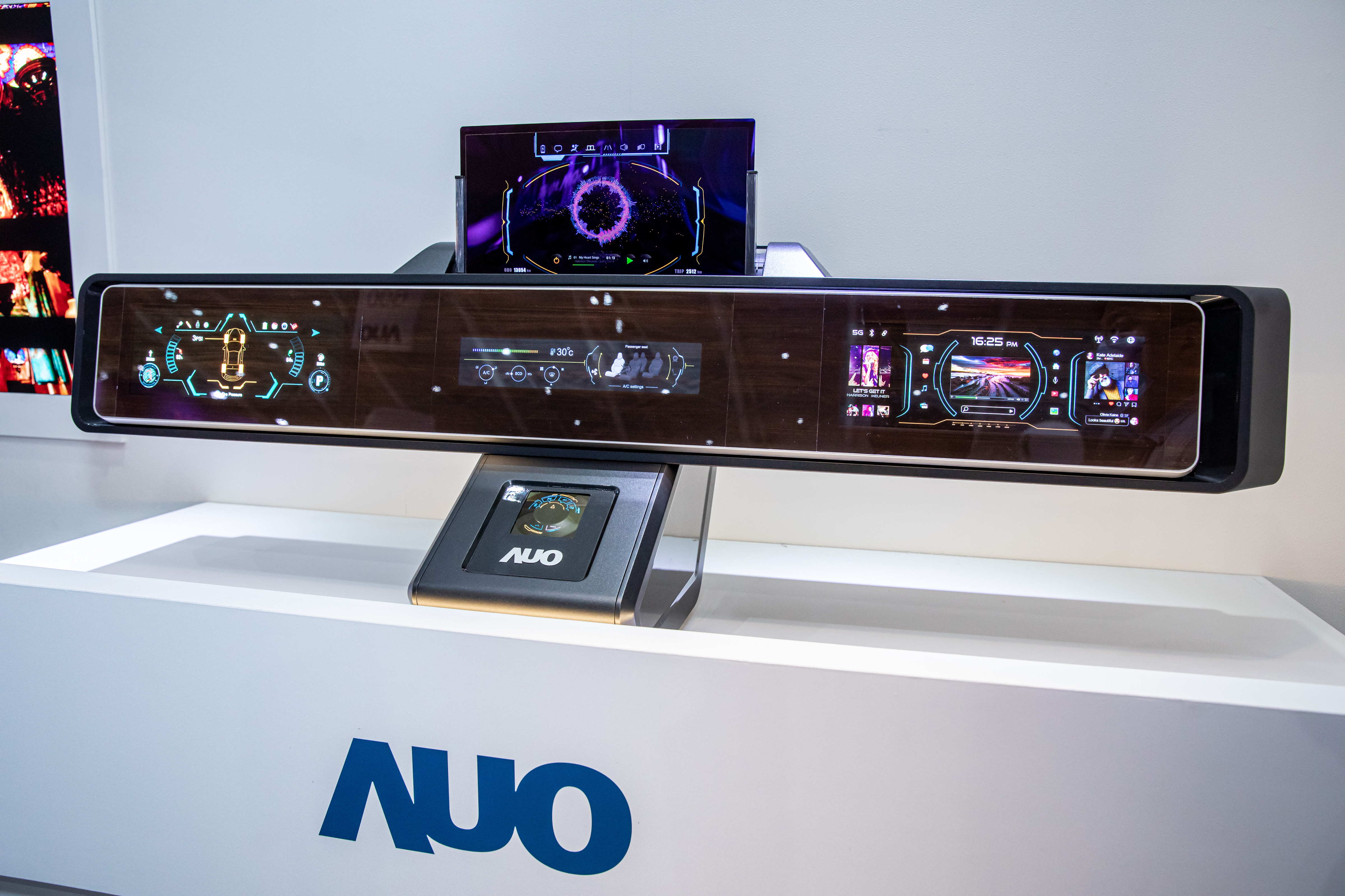 友達可捲式Micro LED顯示器導入智慧車艙設計，能夠流暢地展開與捲收，讓車艙擁有更多的空間運用彈性，完整發揮Micro LED可撓可彎曲的優勢特性