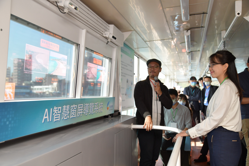 友達整合透明Micro LED智慧窗，透過景物GPS座標定位追蹤乘客視線，可即時在智慧窗提供正確的導覽資訊