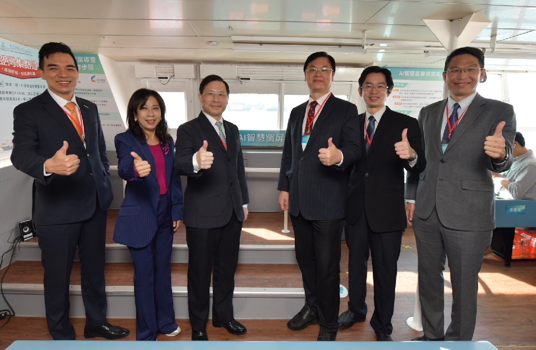 由經濟部技術處指導推動，透過友達光電、工業技術研究院與船舶中心三方合作，於高雄亞灣智慧渡輪率先導入最新Micro LED透明顯示器屏今(22)日啟用(左起友達光電營運長暨總經理柯富仁、高輪公司董事長黃淑美、經濟部次長林全能、高雄市副市長羅達生、經濟部技術處科長張能凱、工研院電光系統所副所長李正中)