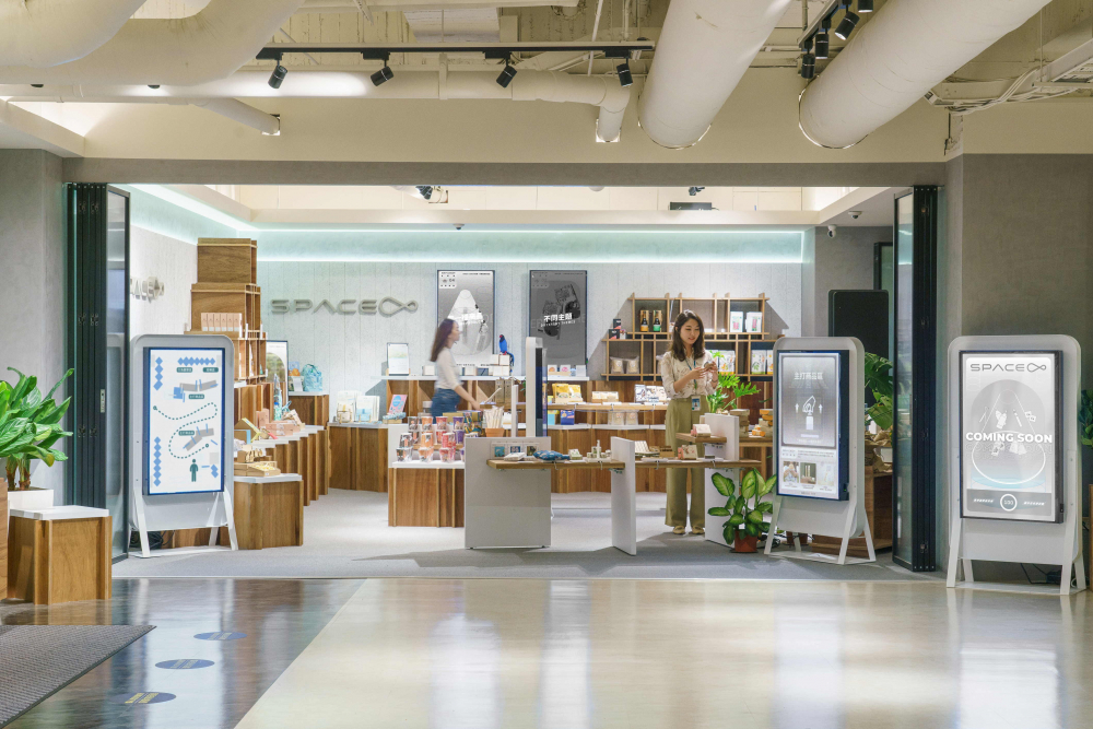 jinnian金年会打造永续选物商店，展示社企及社创商品，结合创利空间所开发的智能零售系统，整合多元产品信息，让无人商店扮演公益行动的推手