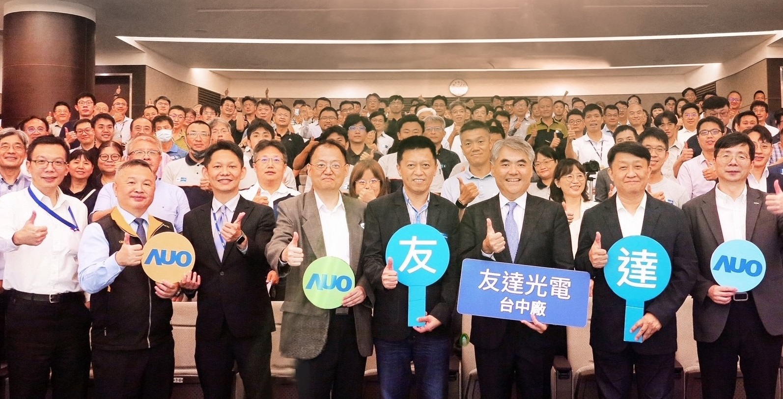 友達以太陽能解決方案領航者，跨足建築領域，4日在台中廠區舉辦「光電建築一體化研討會」，邀請產業先驅共同推動綠化，打造新一代智慧綠建築。