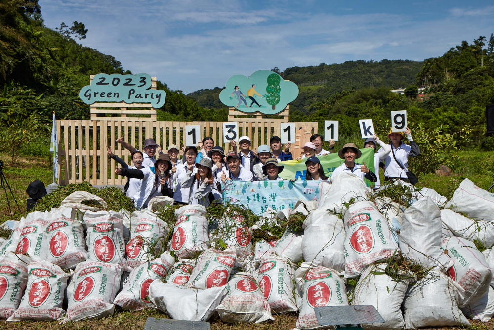 友達集結超過200位志工，攜手移除高達1311公斤的外來入侵種「小花蔓澤蘭」