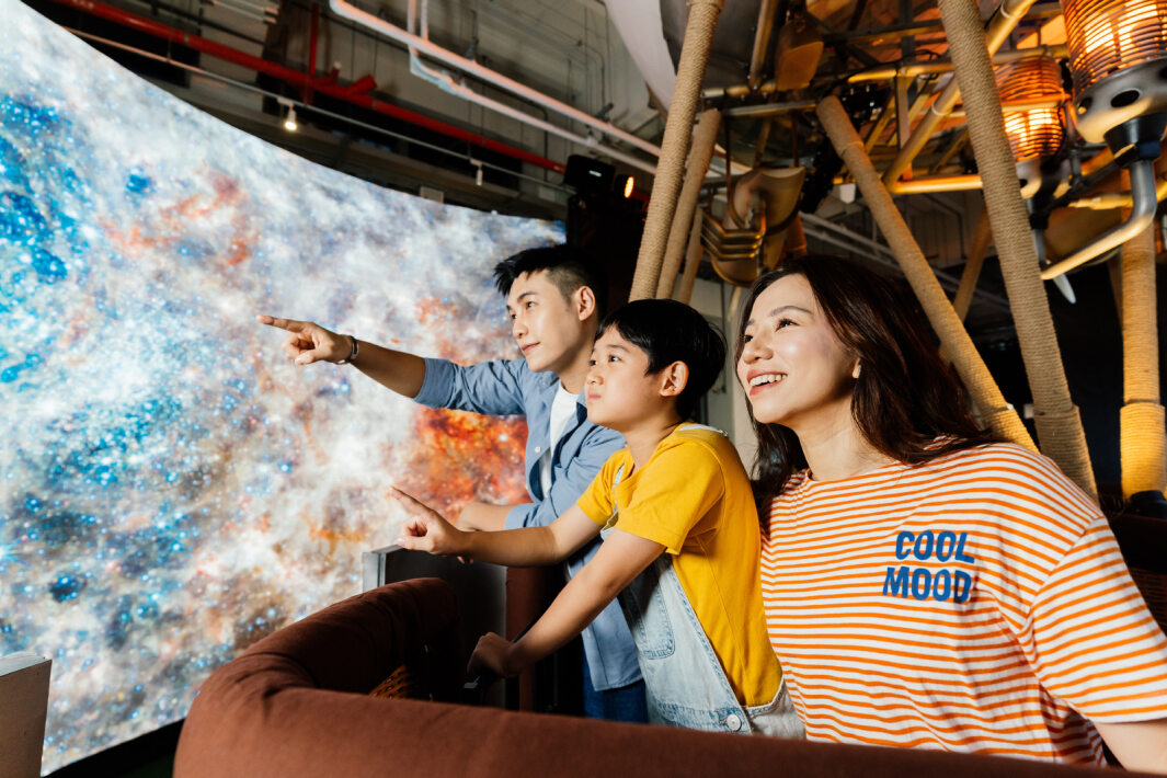 友達打造全台最大寬6公尺、高4公尺、唯一搭載LED弧形拼接顯示屏的動感飛行船，讓乘客駐足在熱氣球上，享受身歷其境的偽出國旅遊樂趣