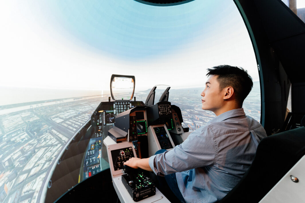 友達以P1.25小間距打造球形LED模擬艙，搭配智崴的精密六軸動態座椅，結合友達專業影像調校技術，呈現擬真模擬飛行場景