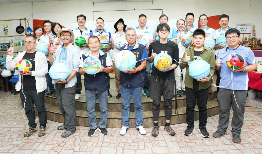友達光電暨友達永續基金會董事長彭双浪與農業部林業及自然保育署新竹分署夏分署長、供應商夥伴、在地鄰里協會、社企團體，以循環再生的海廢浮球倡議從源頭減廢，為地球移除塑膠垃圾，共同「手」護台灣美麗海岸