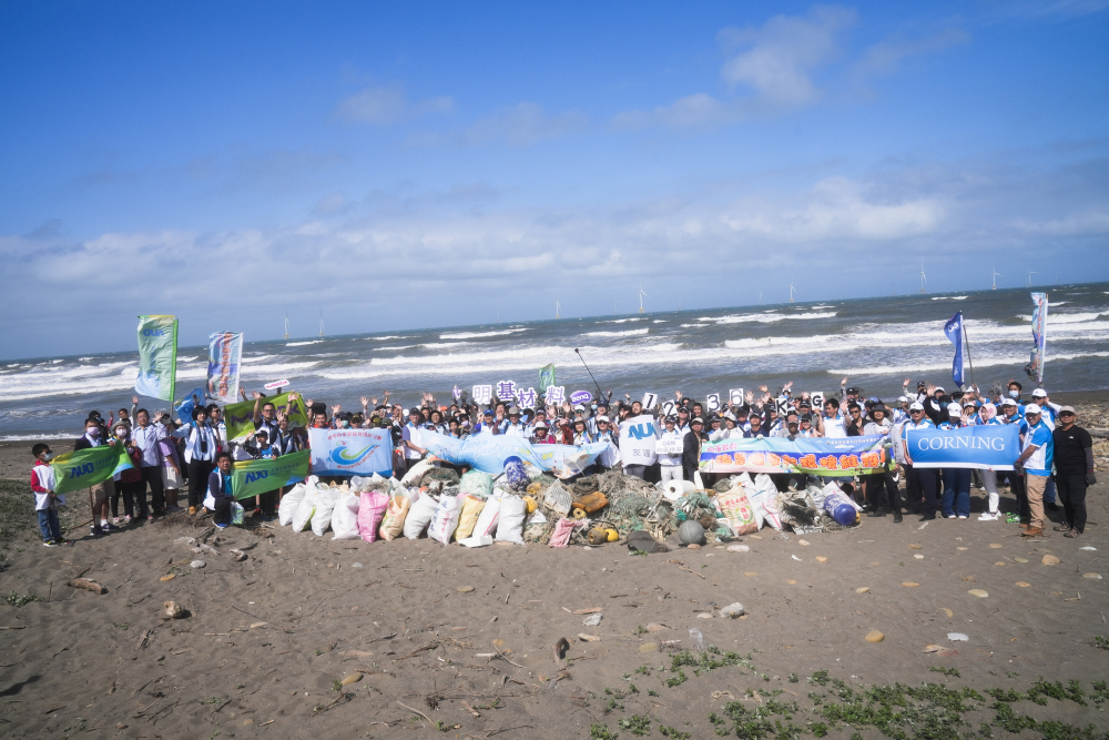 友達永續基金會召集企業志工、產官學和供應商夥伴，在苗栗後龍外埔魚港1340保安林海岸淨攤，齊心協力清除1.2公噸海洋廢棄物，以行動實踐對環境友善的承諾