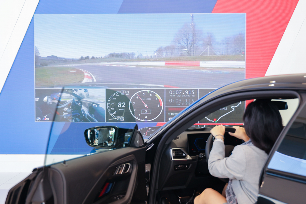 顧客按下虛擬Engine Start按鈕，啟動預選車款的引擎聲浪，螢幕同時呈現德國紐柏林賽道的試駕畫面，坐進車內一秒化身駕駛員馳騁奔騰