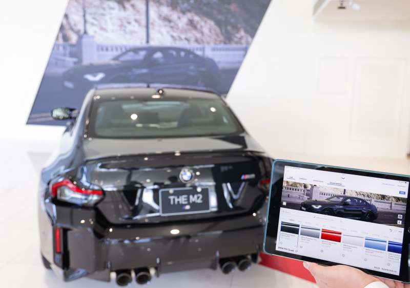 賞車介面即時投放到LED牆上，顧客可即時更換車輛內裝、零件選配與車款配色，提供近乎與實車等比例的沉浸式無死角虛擬賞車體驗
