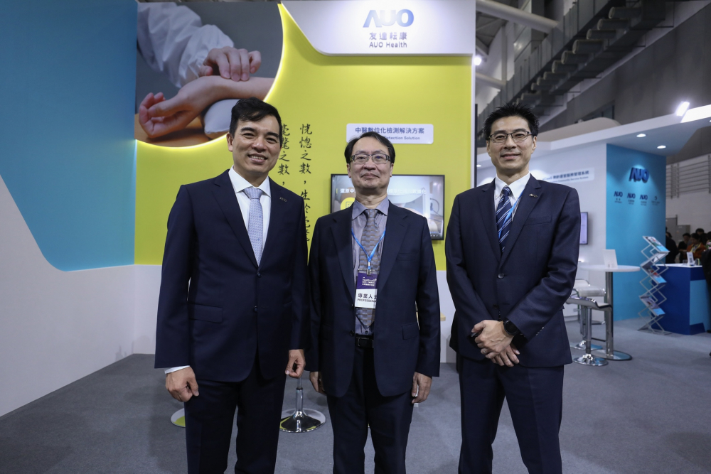 首次於醫療科技展亮相的友達耘康，捐贈數位化檢測設備與研究經費，協助衛福部國家中醫藥研究所打造中醫大數據資料庫。圖由左至右為友達光電執行長暨總經理柯富仁、衛福部國家中醫藥研究所所長蘇奕彰、友達光電智慧醫療事業群總經理廖世宏