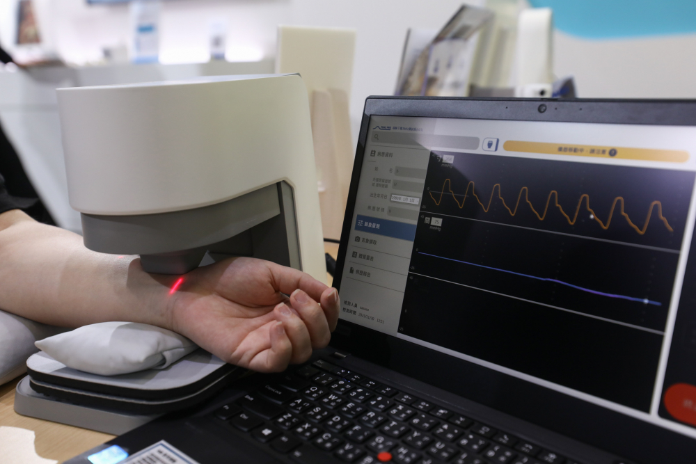 友達耘康脈象檢測系統透過電腦精準控制升降系統，還原中醫師三指把脈過程的舉、按、尋手法，將脈象感受轉化成數據，未來可結合大數據分析，實現智慧醫療及準確性