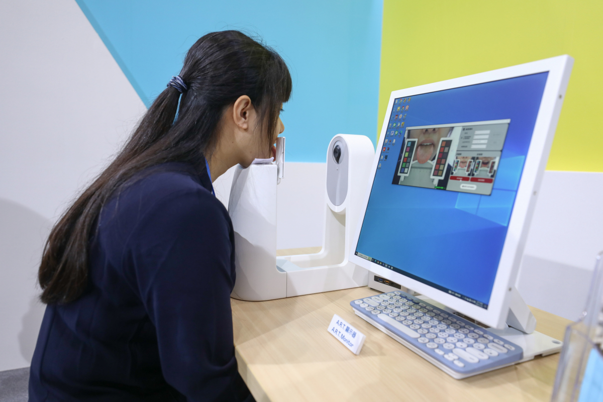 友達耘康延伸友達卓越的感測技術及色彩管理專長，研發出舌象擷取系統，可提供數據化、影像化的檢測結果，輔助醫師與專業醫事人員做為臨床研究、檢測結果評估與檢測紀錄的留存