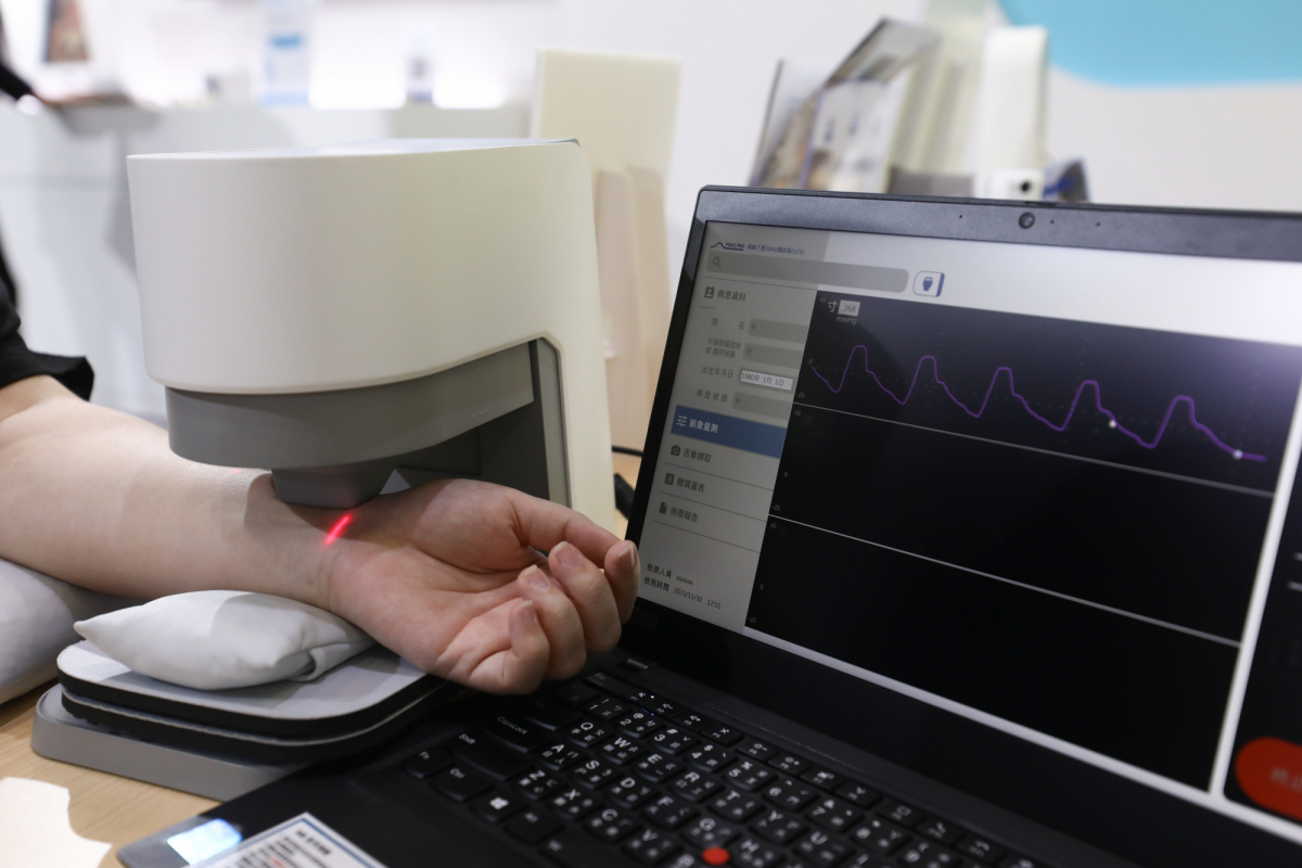 友達耘康脈象檢測系統透過電腦精準控制升降系統，還原中醫師三指把脈過程的舉、按、尋手法，將脈象感受轉化成數據，實現智慧醫療及準確性