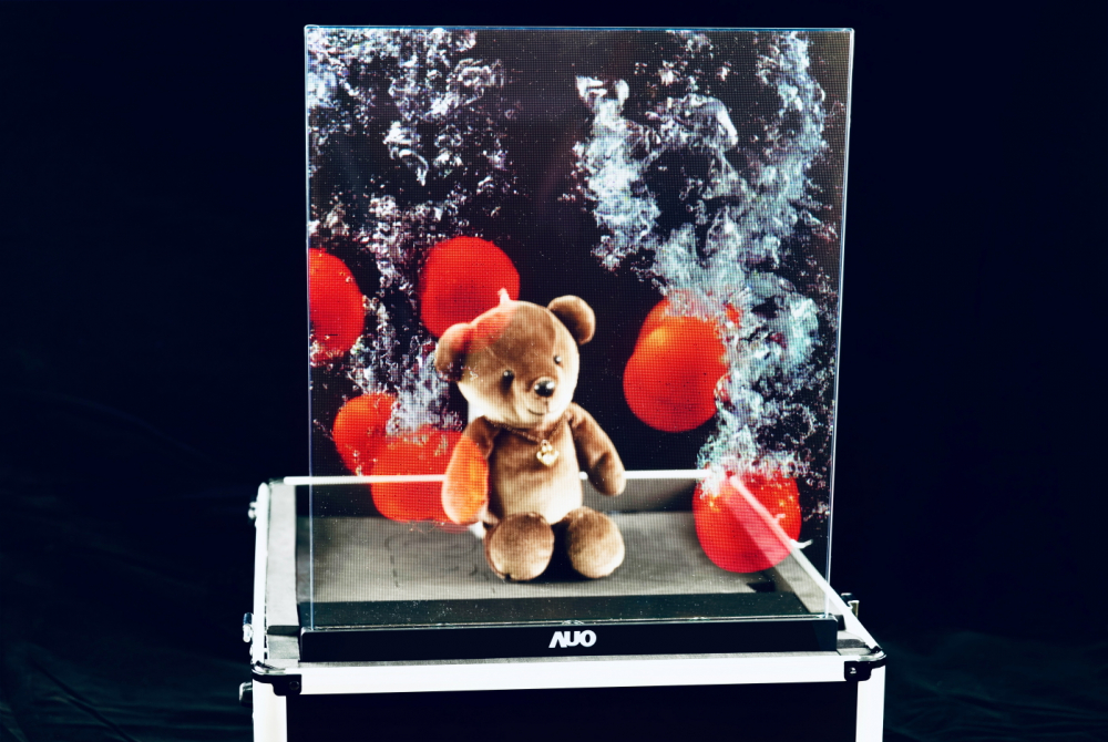 友達以次世代Micro LED顯示技術打造之透明顯示器，具備高穿透、低繞射、高亮度、可拼接之特性，可廣泛應用於智慧移動、零售、育樂和醫療等多元場域