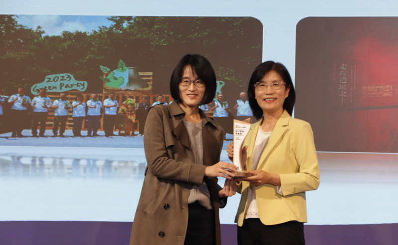 友達保存「西大墩窯遺址」且推廣在地文史教育不遺餘力，今（6）日獲頒「人文企業獎」地方發展獎之最高榮譽典範獎。由文化部陳文婷簡任視察（左）頒獎，友達永續長古秀華（右）代表受獎