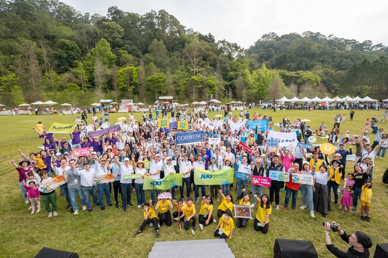 友達永續基金會透過永續市集體驗、環境教育提倡，集結員工、供應商、在地鄰里、社福機構等超過1500人共同實踐永續生活