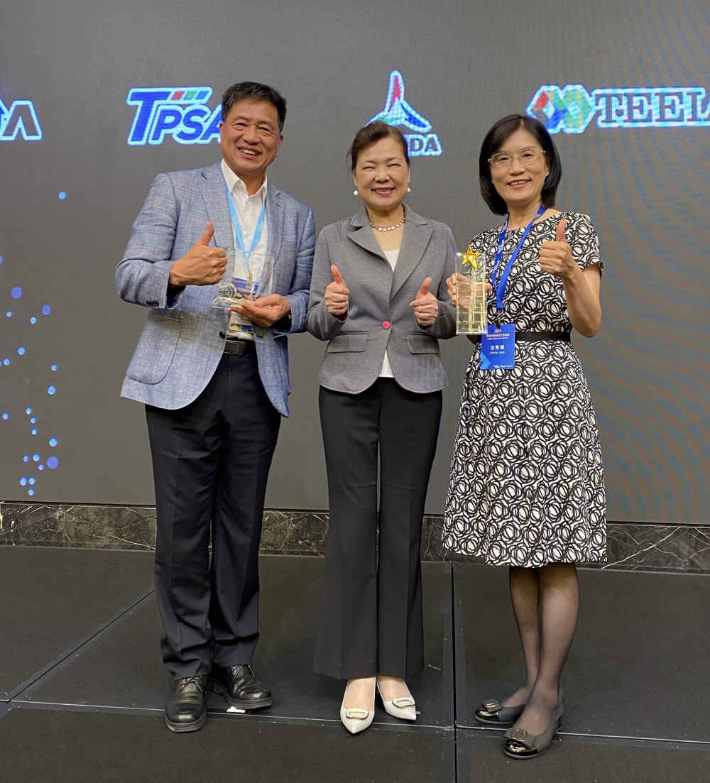友達致力推動永續發展，於Touch Taiwan2024以3R策略貫穿Display、ESG展位實現綠色展覽目標之成果，Display展位獲綠色裝潢設計鑽質獎最高榮譽，ESG同獲金質獎殊榮。由經濟部長王美花（中）親自頒予友達光電董事長彭双浪（左）、友達光電永續長古秀華（右）