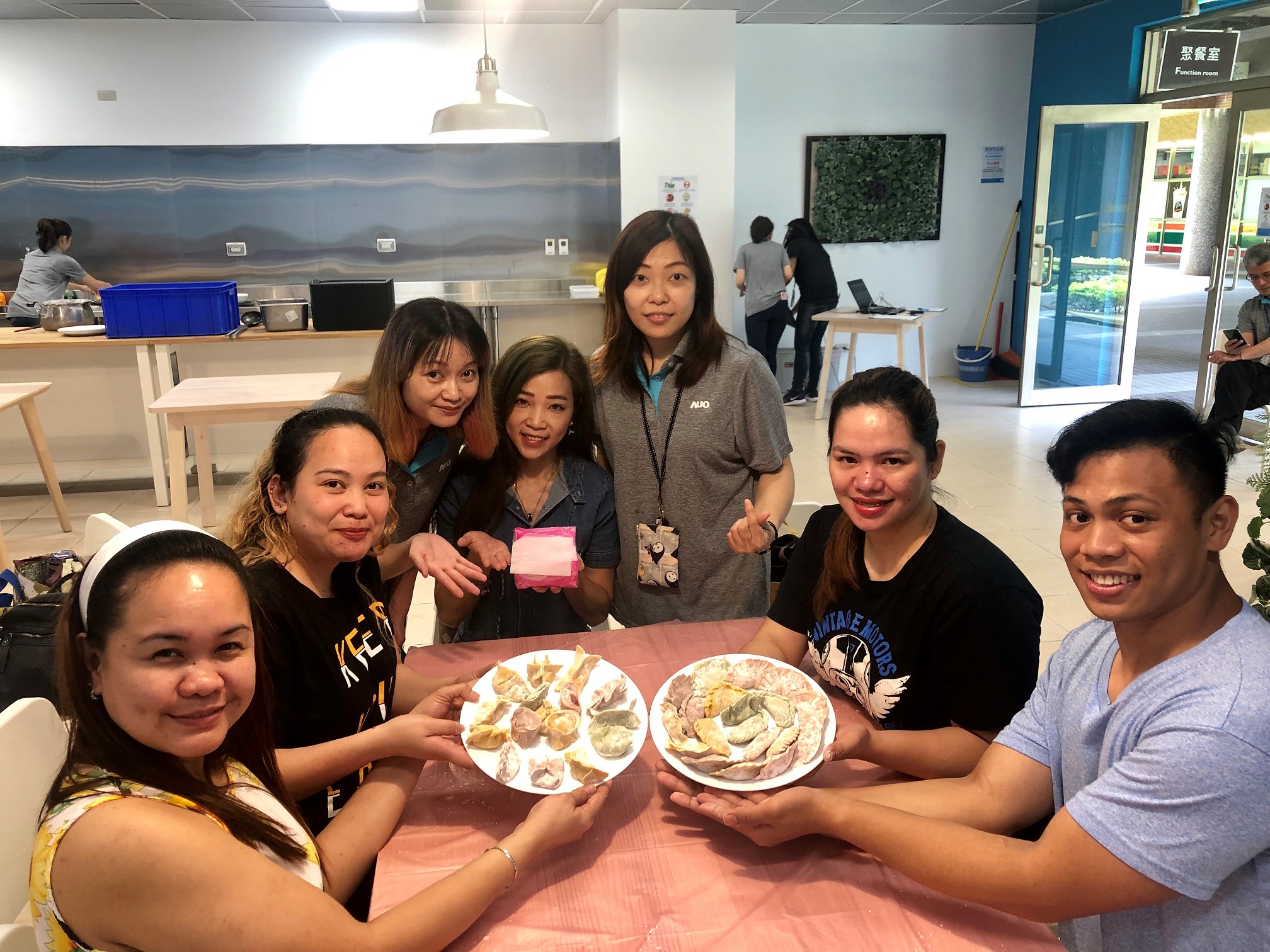 友達將DEI理念貫徹到企業文化和實踐，舉辦如台菲廚藝交流等活動，讓同仁了解彼此文化差異、培養情感