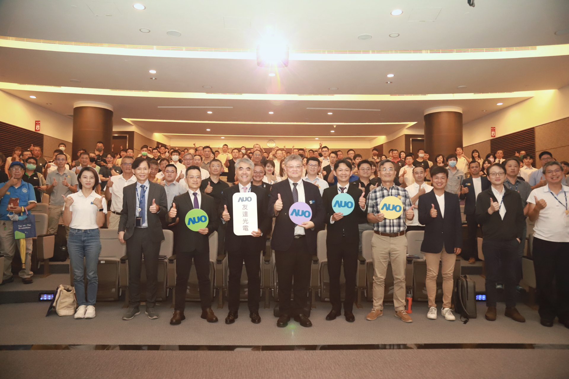 友達光電邀請領域專家共研再生能源發展、電力需求及建築物減碳等議題進行交流，盼共擘綠色永續生態圈的嶄新契機。