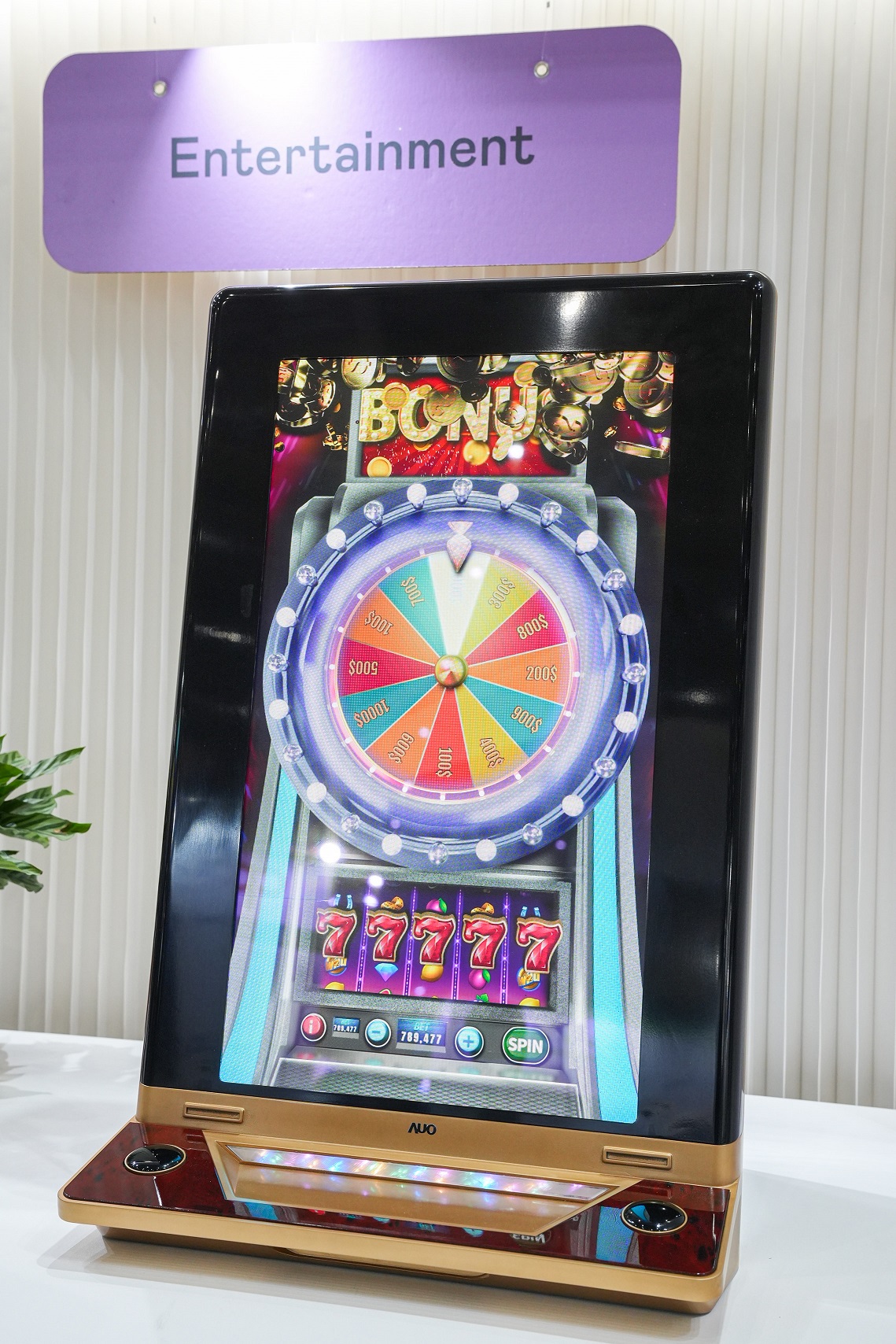 友達30吋真實立體效果顯示器，採用上層Micro LED和下層先進抗反光技術A.R.T.（Advanced Reflectionless Technology）LCD顯示技術整合，引領3D顯示技術革新浪潮