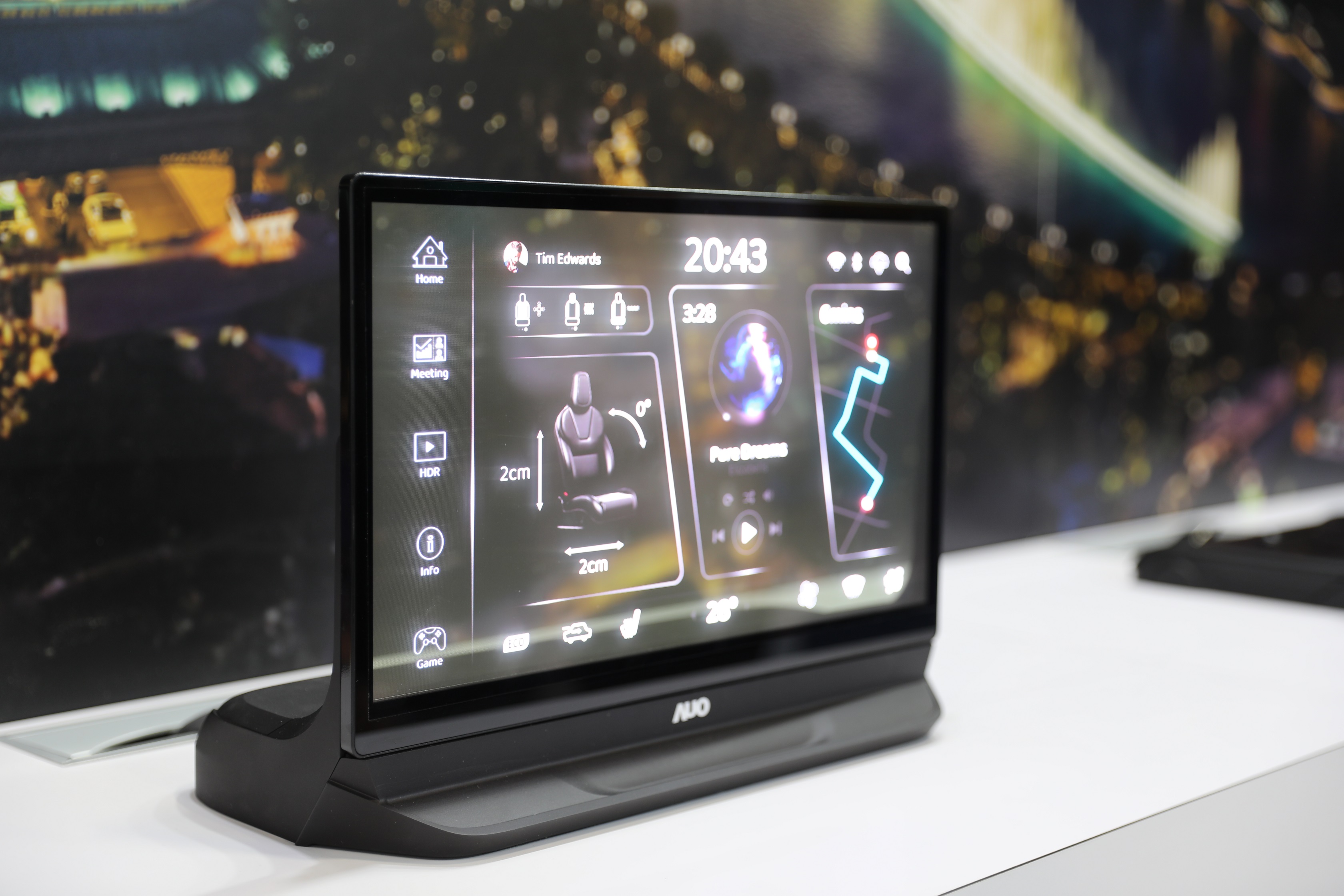 友達將Micro LED透明顯示技術整合黑切換技術的解決方案，釋放強大的技術自主開發能力，跨越室內外應用界限，開創業界第一台17.3吋快速黑切換透明觸控Micro LED顯示器