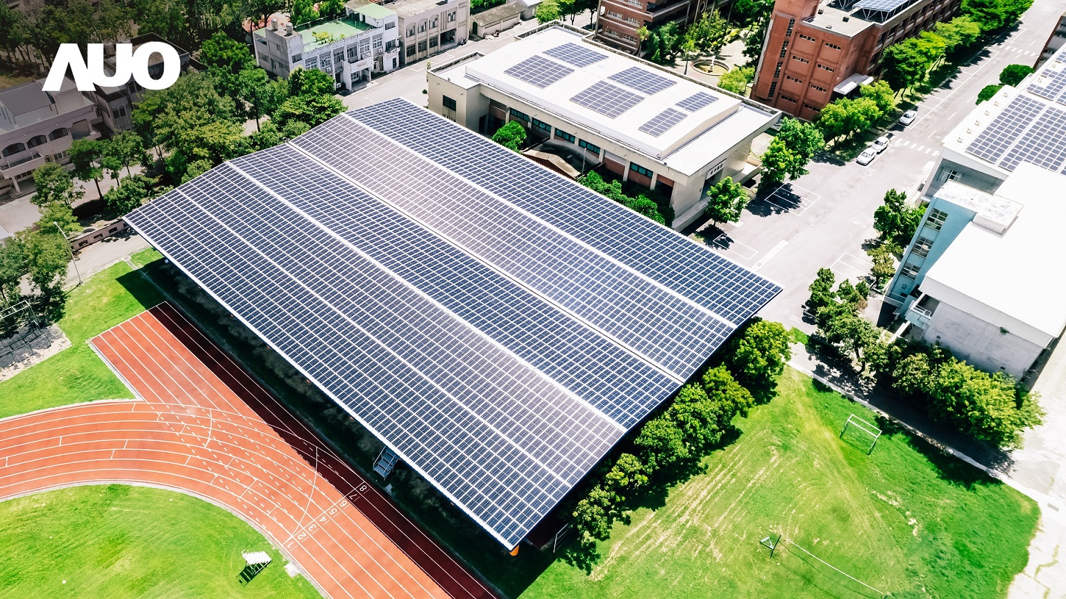 友達SunSteel光電整合型浪板具備快速安裝、輕量化優勢，可提升15%發電效能，通過國際IEC與國內VPC認證安全、防漏、耐候標準