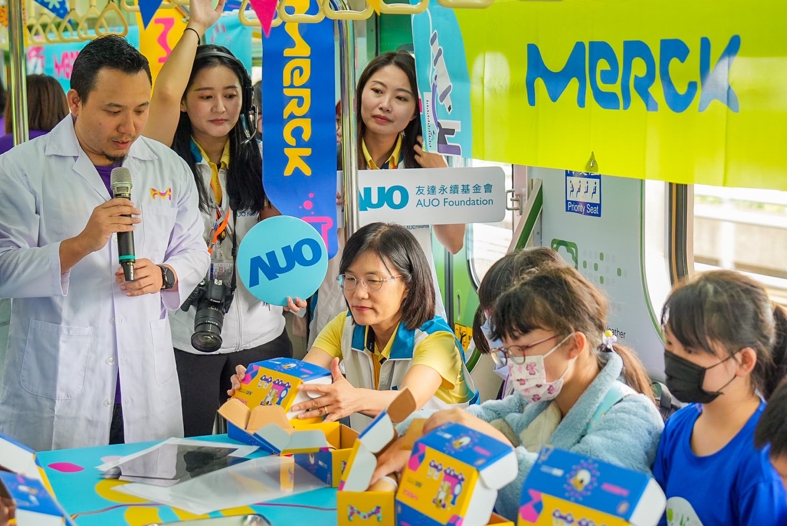 友達以光電、再生能源、水資源三大核心，設計「再生能源和循環經濟」多元永續教育主題，並攜手供應鏈夥伴默克開發創意科學教材及實作體驗，期讓永續素養透過科學探索向下扎根