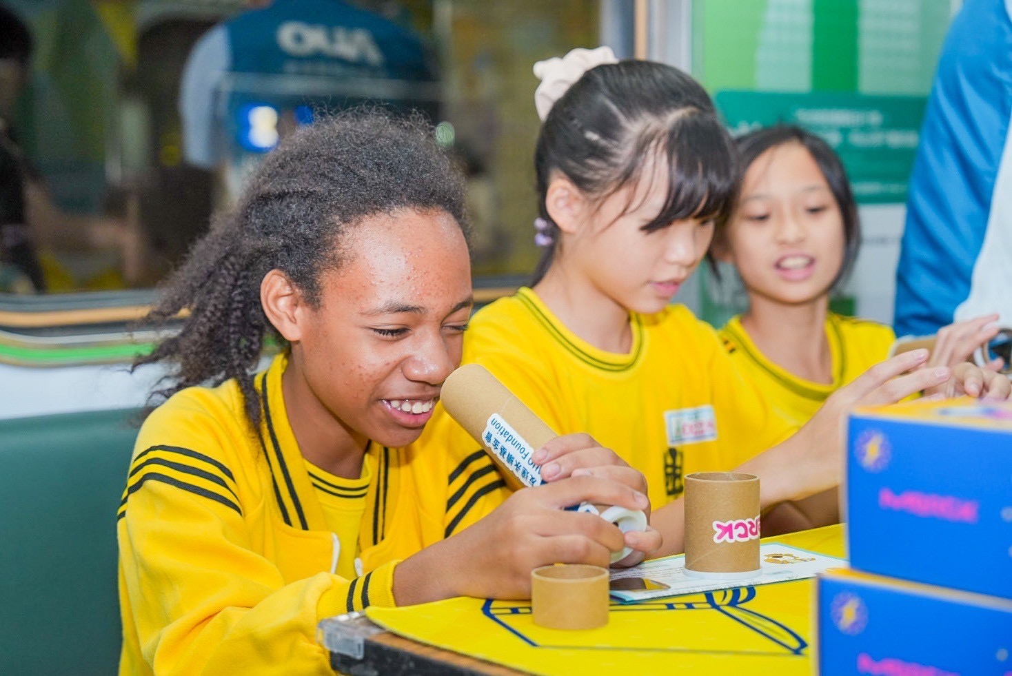 友達與默克分別回收不再使用的偏光片及液晶顯示模組，設計光電課程「玩轉光與闇」，讓學生們親手製作偏光萬花筒與簡易液晶顯示器，實踐循環再生的永續理念