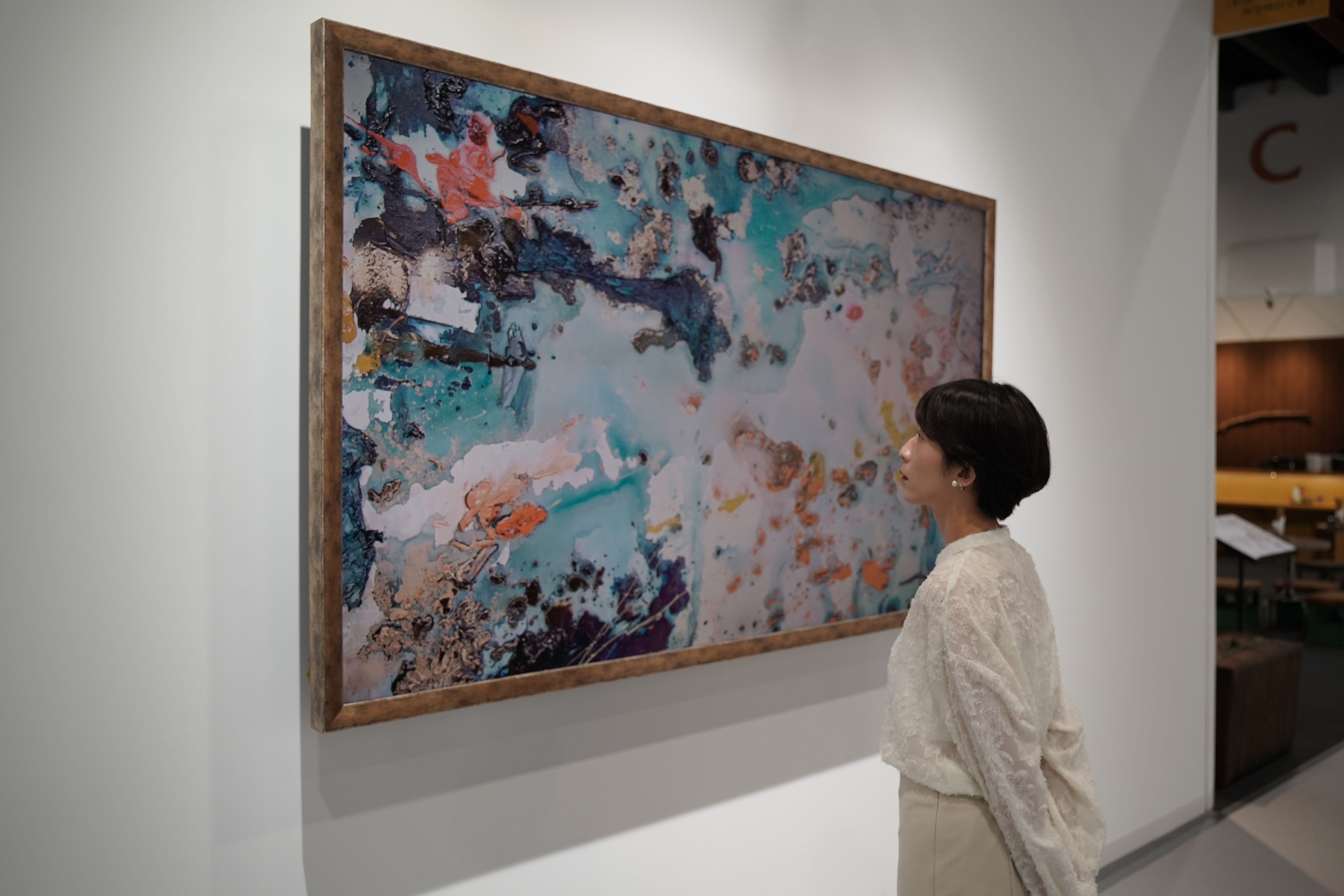 友達FindARTs以獨步全球的A.R.T.先進抗反光技術，提供極致可鑑賞藝術作品細節的柔和介面，搭配國際博物館級認證的色彩還原演算法，重現藝術家創作的真跡色彩和材質肌理，讓虛擬作品在現實中生動展現