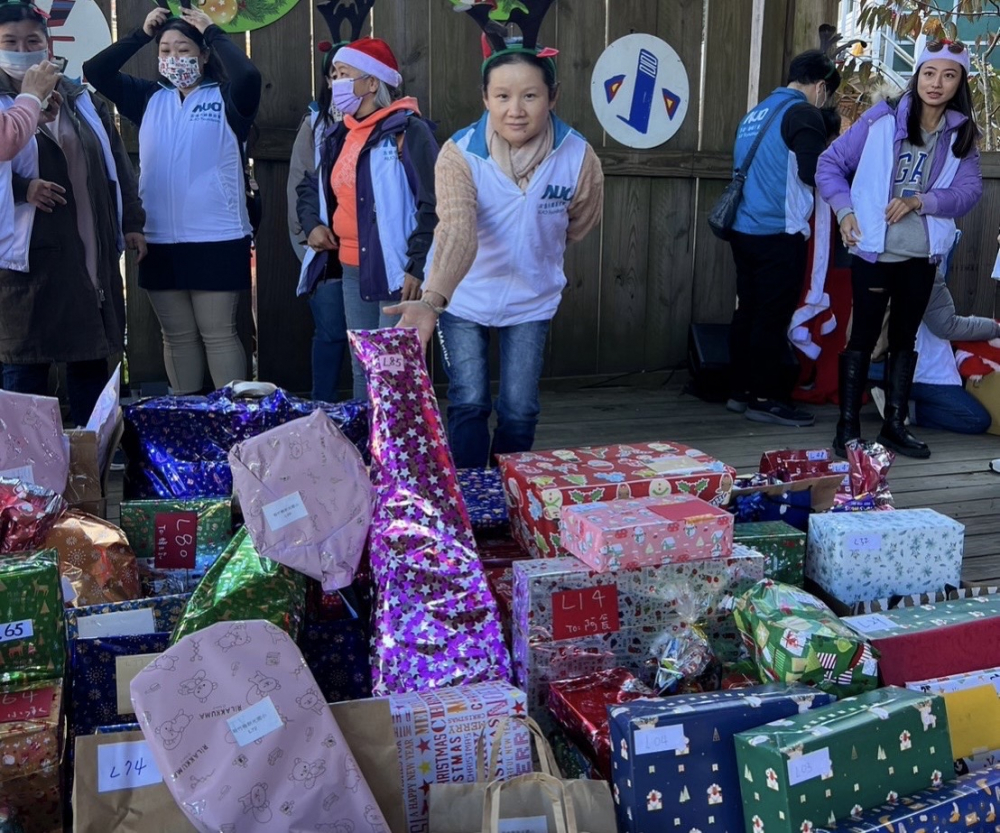 友達永續基金會「圓夢列車」年年迴響熱烈，認捐同仁精心挑選禮物、巧手包裝，整理成隊後，將祝福一一打包送出