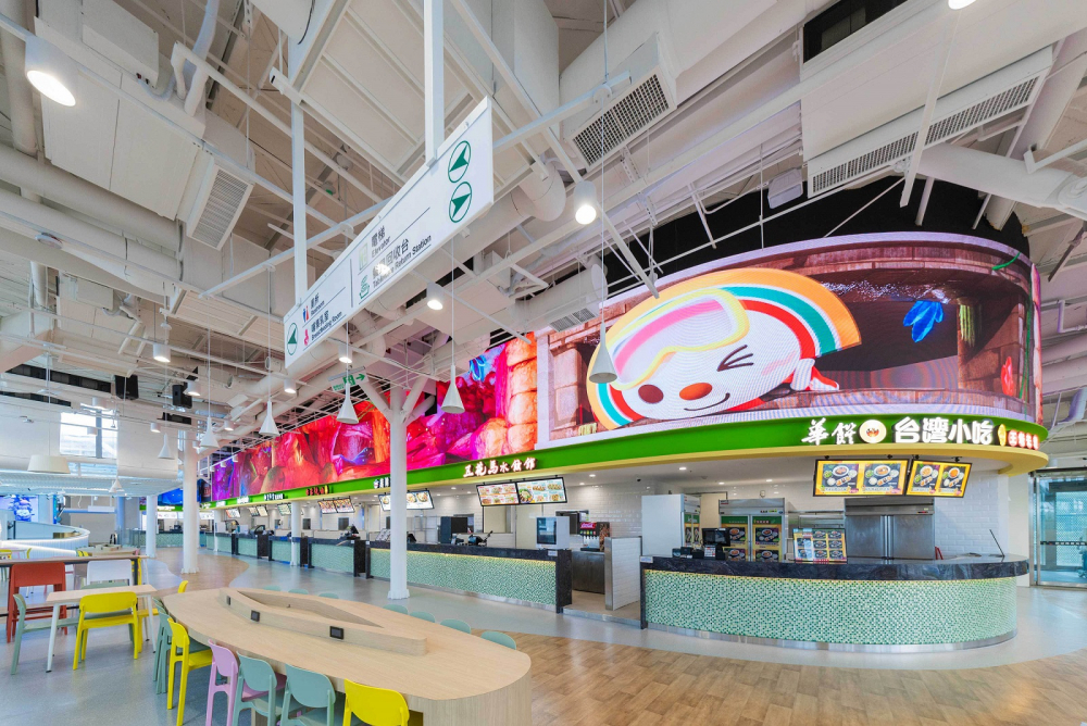 友達穩步推動雙軸轉型策略，旗下子公司達擎攜手傑可達數位與零售業者統一超商合作，為全新改裝開幕的「清水服務區」打造首創的裸視3D體驗牆