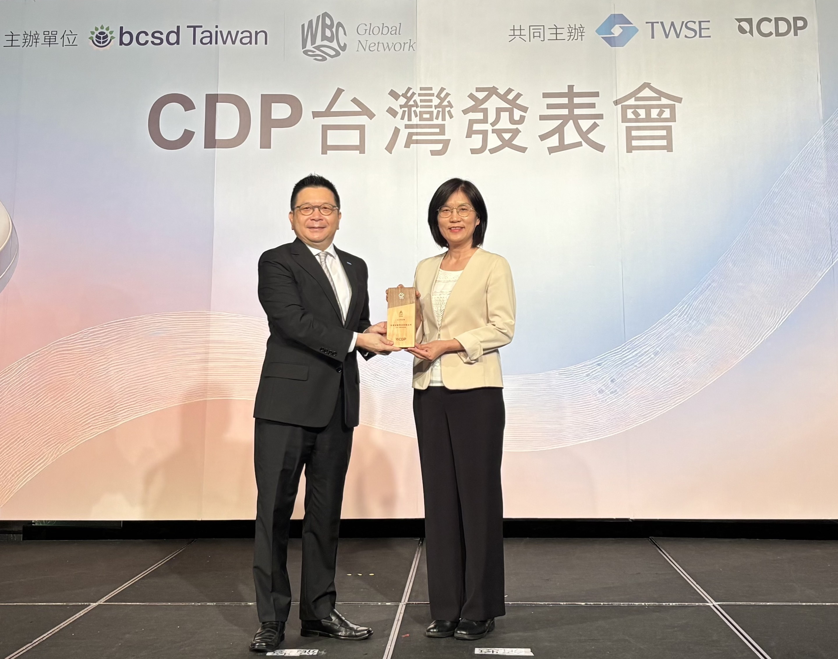 友達永續成果再獲國際評比肯定，獲頒CDP氣候與水資源雙項領導力評級。今由臺灣證券交易所董事長林修銘（左）頒獎，友達光電永續長古秀華（右）代表受獎