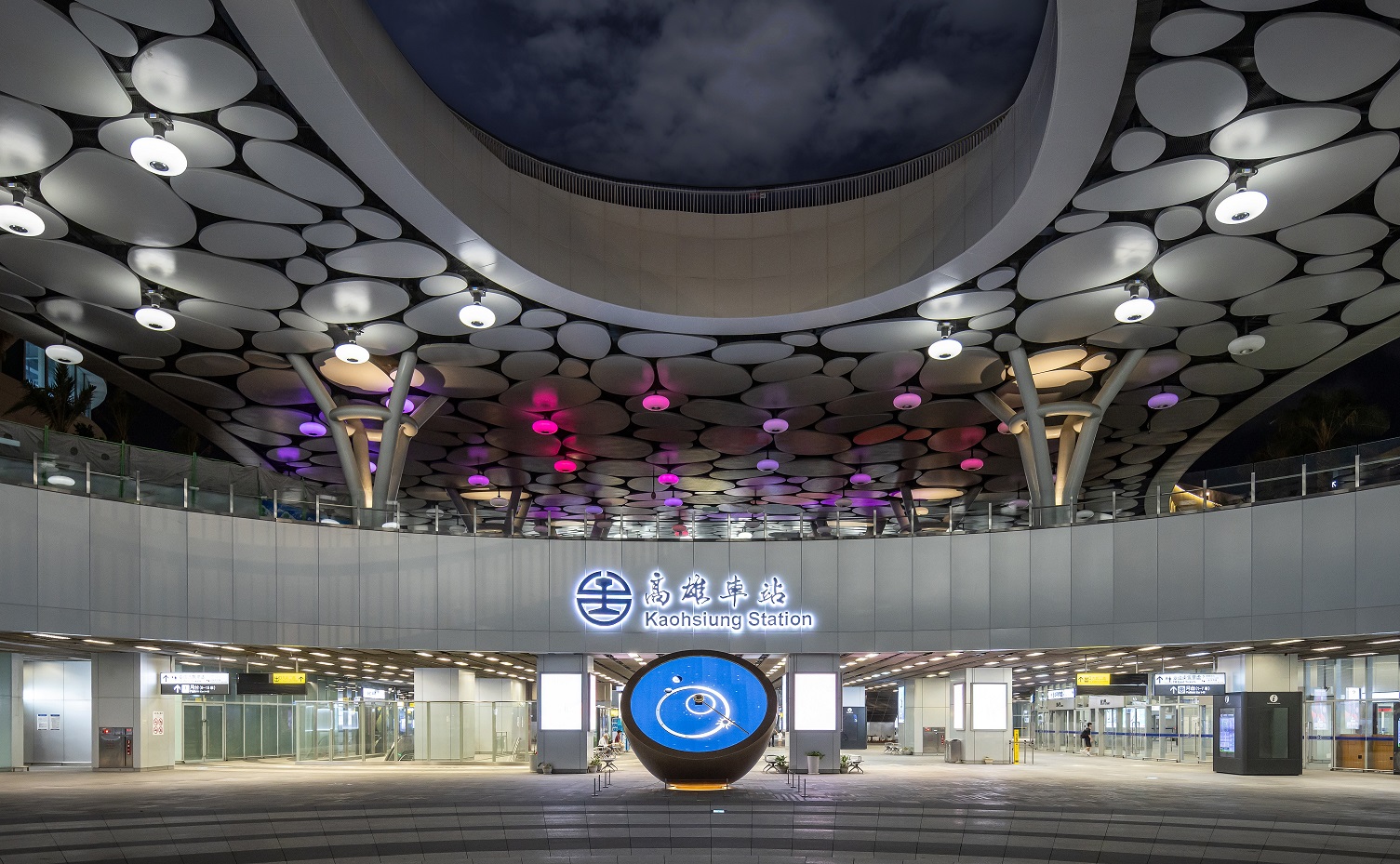 創利空間參與《高雄車站共感空間》公共藝術計畫，擔任視覺科技整合夥伴。於「看時間」天文鐘作品中提供技術指導，整合圓形LED鐘面與鐘體結構，在時間、天象星盤與空間氛圍間生動展演