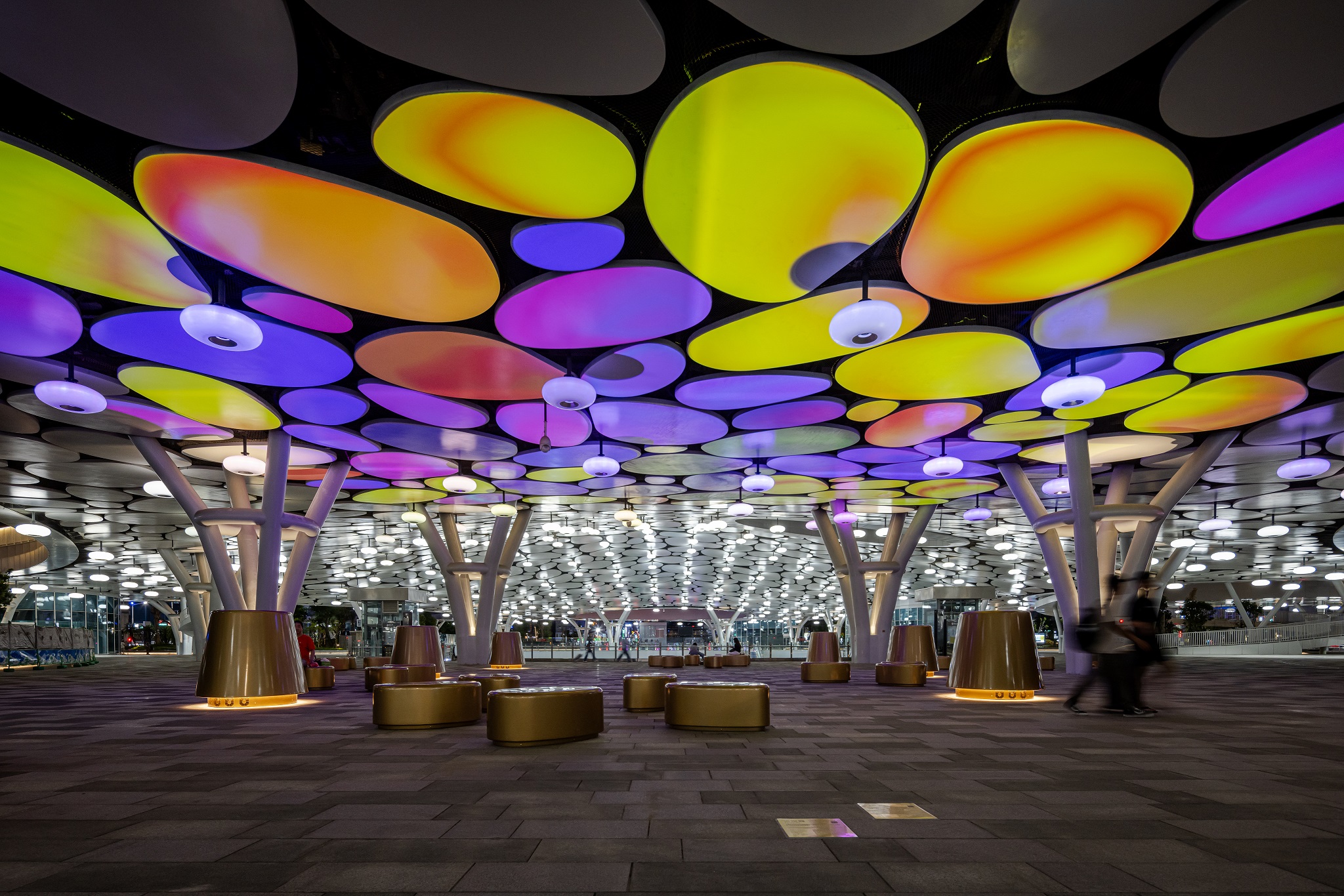 於「染色彩」作品中，創利空間協助藝術團隊將高雄車站天棚2700片鋁製雲朵染上繽紛色彩，從設備設定、光影軟體串接到現場調校，確保光線準確落在雲朵表面，展現層次與意境