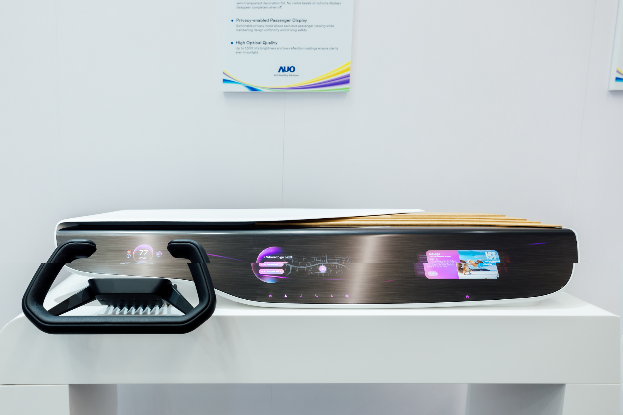 Horizon Intelligent Dash將儀表板、中控資訊顯示器及乘客資訊顯示器整合為一個無縫介面，營造端到端的一體化大尺寸顯示效果，並透過友達智慧移動所開發的網域控制器啟用AI驅動，支援訊號即時診斷與智慧空調控制。