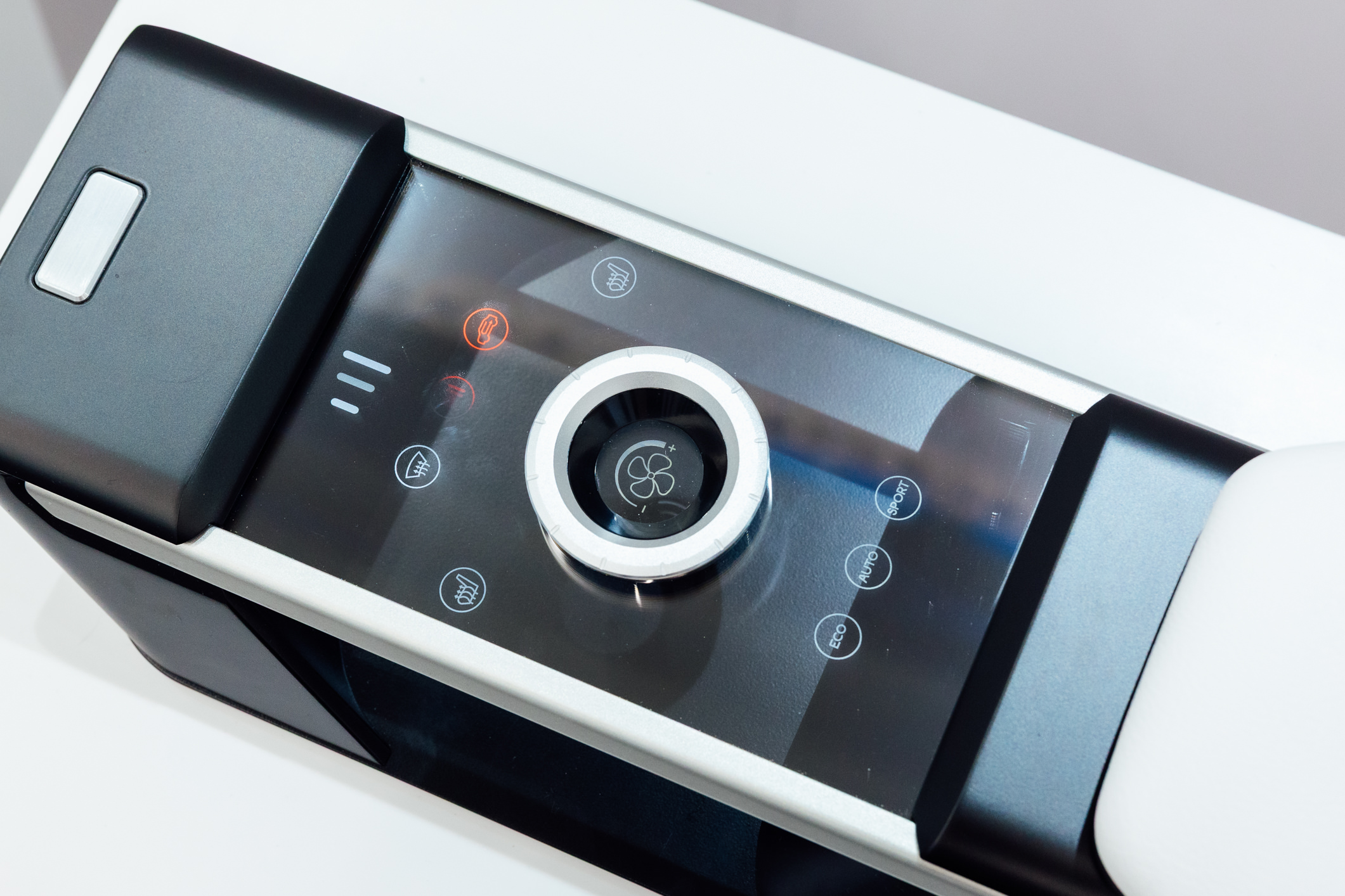 以極簡設計打造的CrystalSense Console，為中央扶手區帶來創新突破，將功能隱藏於簡約的外觀中，並採用懸浮式旋鈕搭配玻璃面板與主動觸覺回饋，僅在操作時才顯現功能選單，提供直覺且可自訂的互動體驗。